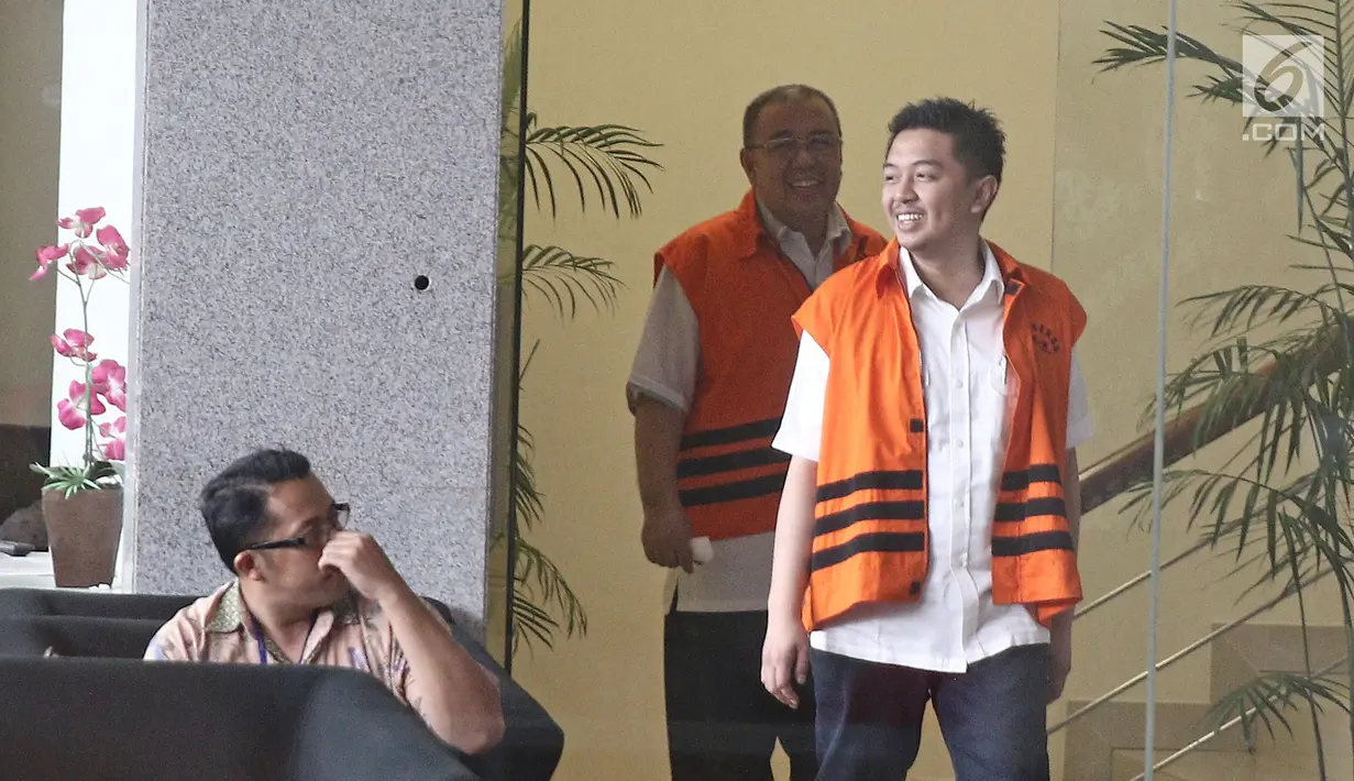 Cagub Sulawesi Tenggara Asrun dan Wali Kota nonaktif Kendari Adriatma Dwi Putra usai diperiksa di Gedung KPK, Jakarta, Jumat (25/5). Keduanya diperiksa terkait pengadaan barang dan jasa di Pemkot Kendari TA 2017-2018. (Liputan6.com/Herman Zakharia)