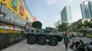 Kendaraan lapis baja Tentara Nasional Indonesia (TNI) terparkir di pusat perbelanjaan di kawasan glodok, Jakarta, Selasa (21/5/2019). Penjagaan berkaitan dengan rencana massa yang akan menggelar aksi unjuk rasa pada 22 Mei 2019 usai pengumanan hasil Pemilu KPU. (Liputan6.com/Herman Zakharia)