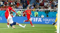 Pemain timnas Belgia, Marouane Fellaini mencoba melepaskan tembakan ke gawang Inggris pada laga terakhir Grup G di Stadion Kaliningrad, Kamis (28/6). Belgia menutup fase grup Piala Dunia 2018 dengan kemenangan 1-0 atas Inggris. (AP/Alastair Grant)