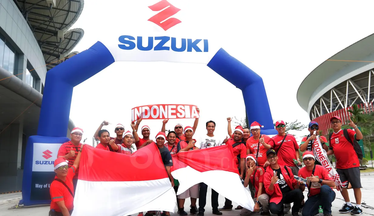 Suporter Merah-Putih memberi dukungan saat Timnas Indonesia melawan Thailand pada laga AFF Suzuki Cup 2016 di Philippine Sports Stadium, (19/11/2016).  (Bola.com/Nicklas Hanoatubun)