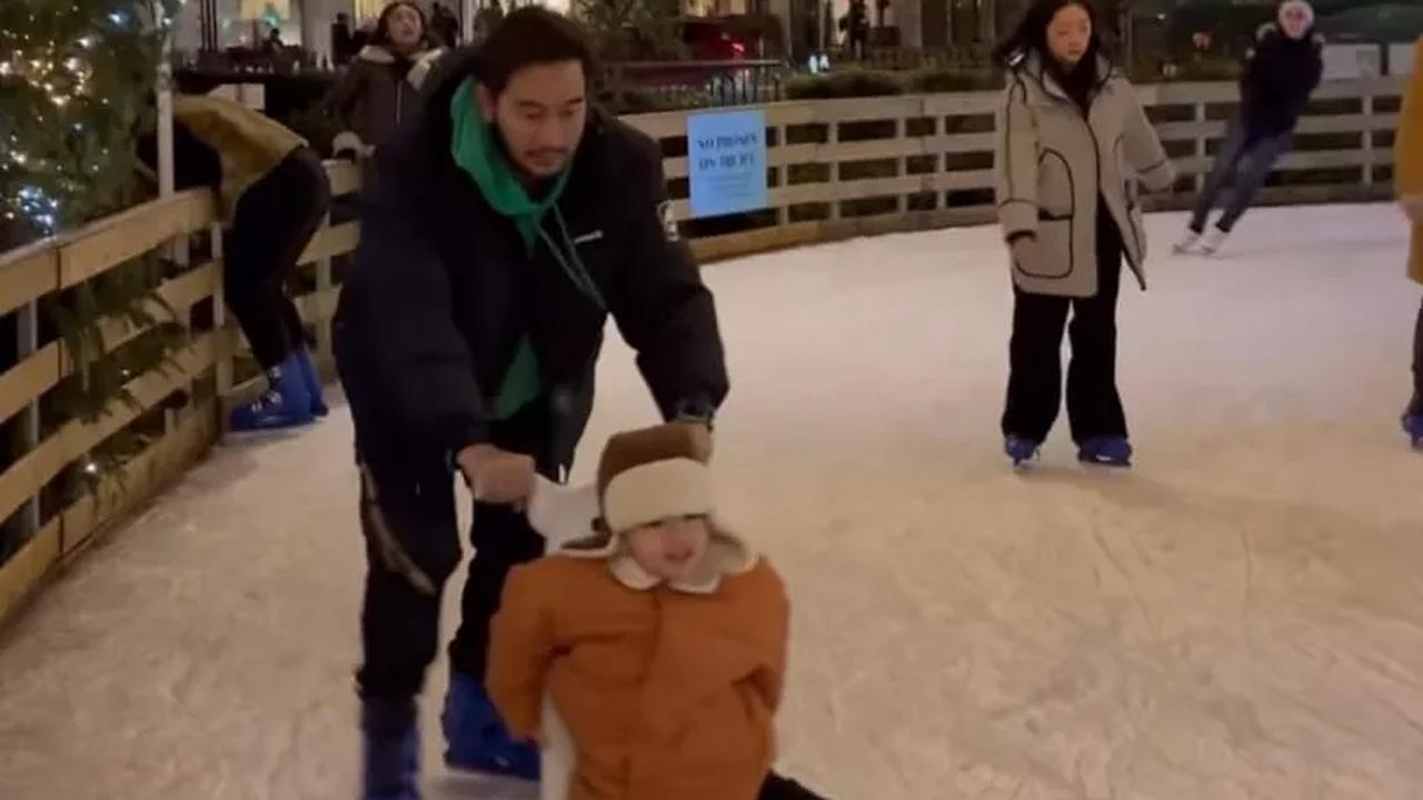 Potret Syahnaz dan keluarga saat bermain ice skating langsung mencuri perhatian rekan artis dan public figure.<br>