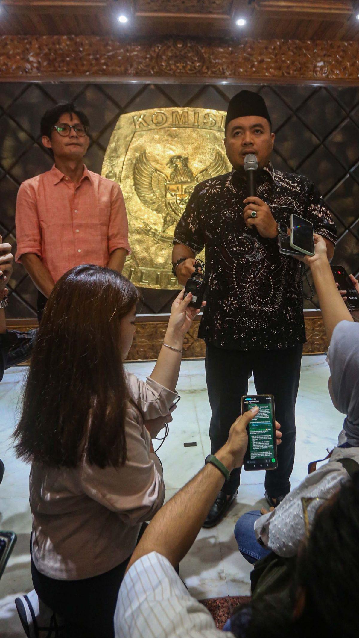 "Tentu bukan hal yang mudah, tapi harus kita hadapi secara bersama-sama, sebagaimana teman-teman Bapak Ibu sekalian tahu, selama ini roda organisasi di KPU berjalan sangat kompak dan insya Allah pasca rapat atau pertemuan pleno tadi," ujarnya.&nbsp;Foto: 