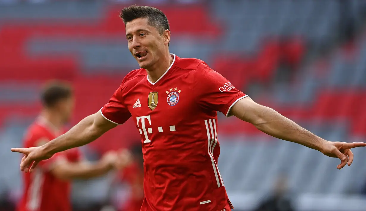 Robert Lewandowski. Striker Bayern Munchen asal Polandia ini adalah kandidat terkuat untuk meraih Sepatu Emas Eropa musim ini. Ia telah mencetak 40 gol, dan hebatnya hanya dalam 28 pertandingan di Bundesliga, yang berarti tiap satu golnya dicetak dalam 59 menit. (AFP/Christof Stache/Pool)