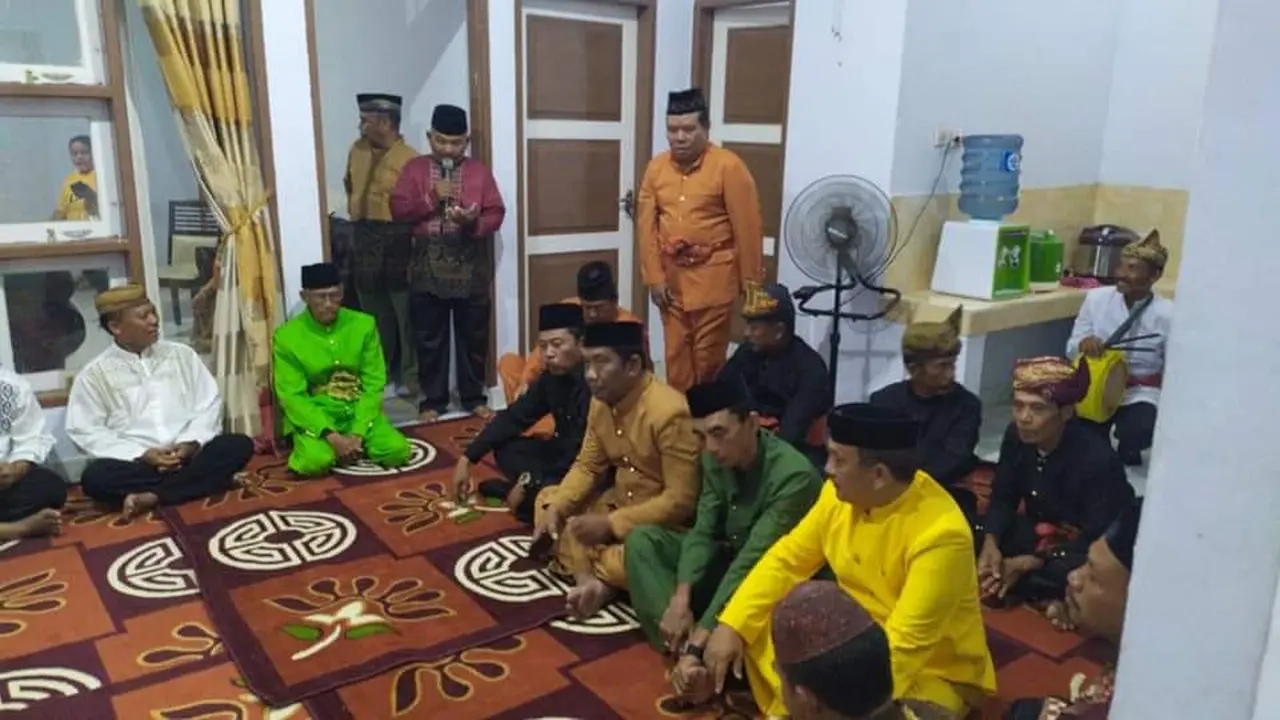 Pemangku adat bersiap melaksanakan Tonggeyamo (Arfandi/Liputan6.com)