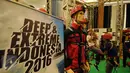Pemandu membimbing pengunjung yang mencoba teknik memanjat menggunakan satu tali saatpameran Deep & Extreme Indonesia 2016 di JCC, Jakarta, Sabtu (2/4/2016). Pameran ini juga memasarkan kelengkapan olahraga ekstrim. (Liputan6.com/Helmi Fithriansyah)