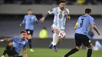 Memasuki menit-menit akhir, Timnas Argentina semakin gencar melancarkan serangan. Akan tetapi, berbagai peluang yang diperoleh Lionel Messi pada menit ke-90 bisa dihalau penjaga gawang. (AP/Gustavo Garello)