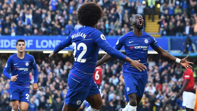 Bek Chelsea, Antonio Rudiger, melakukan selebrasi usai membobol gawang Manchester United pada laga Premier League di Stadion Stamford Bridge, Sabtu (20/10/2018). Kedua tim bermain imbang 2-2. (AFP/Glyn Kirk)