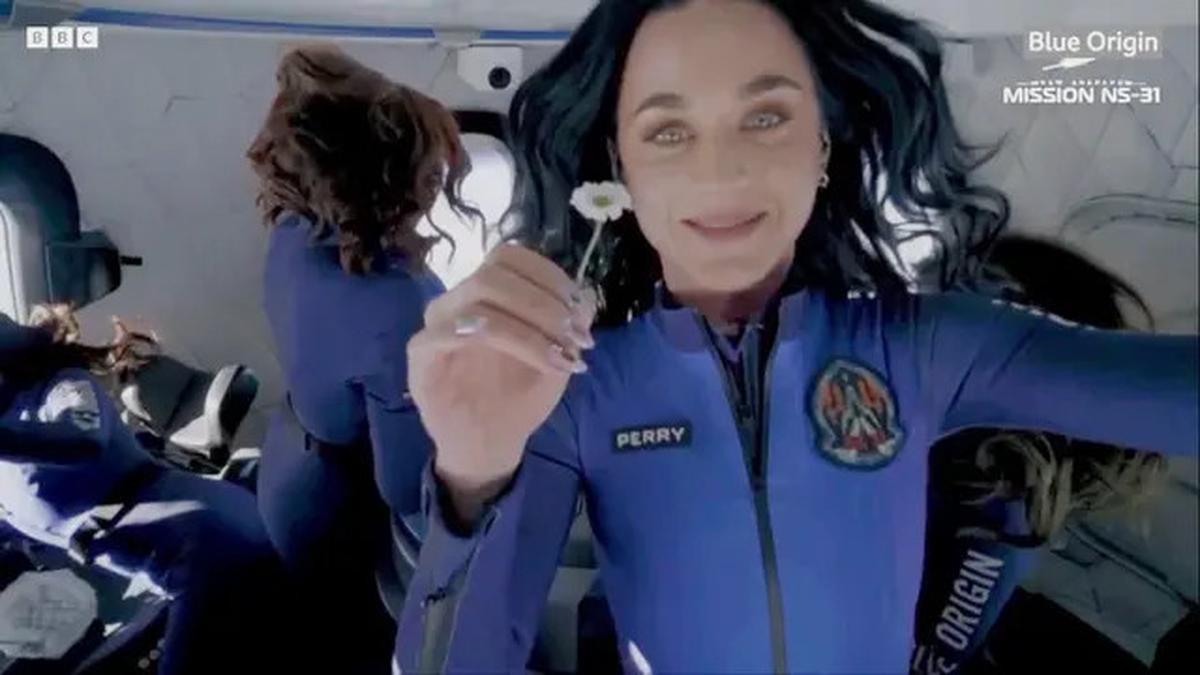 6 Potret Katy Perry Saat di Luar Angkasa, Bawa Bunga Daisy Penuh Makna