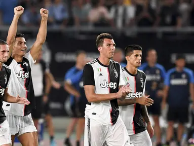 Pemain Juventus berselebrasi setelah mengalahkan Inter Milan dalam laga International Champions Cup 2019 di Nanjing Olympic Sports Center Gymnasium, China (24/7/2019). Juventus menang adu penalti atas Inter Milan 4-2 (1-1). (Li Bo/Xinhua via AP)