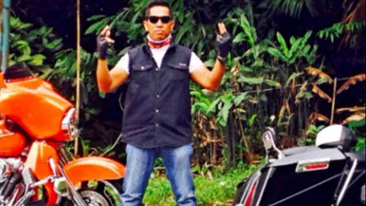 Tak lama berselang Aditya keluar rumah dan langsung menganiaya Ken.<br>