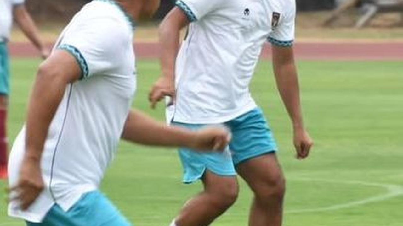 Potret Mayjen Mohamad Hasan beraksi di hadapan legenda Timnas Budi Suharsono.