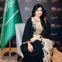 Titi Kamal tampil layaknya sultan dengan mengenakan kaftan (@titi_kamall]