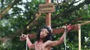Adegan yang menceritakan Yesus saat di salib dalam peragaan drama teatrikal Jalan Salib (Tablo) saat perayaan Paskah di Gereja St Matius Penginjil Bintaro, Jumat (14/4). (Liputan6.com/Angga Yuniar)