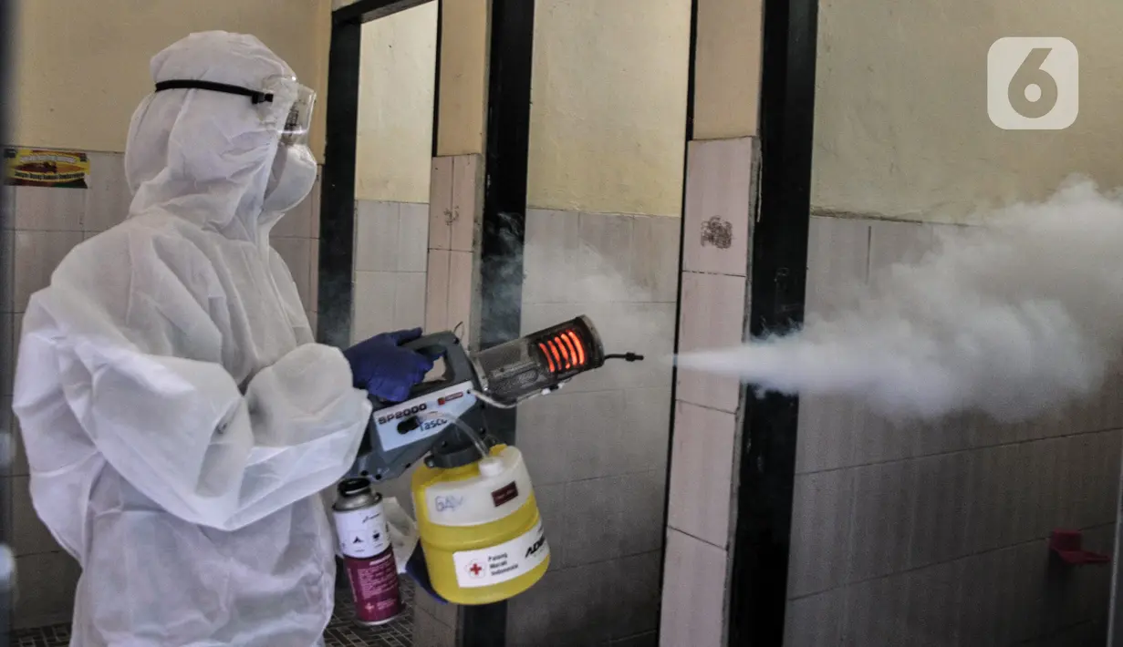 Petugas PMI menyemprotkan disinfektan sebagai upaya pencegahan COVID-19 di SDN Petojo Utara 01, Kecamatan Gambir, Jakarta, Kamis (3/2/2022). Pemerintah melalui Kemendikbud Ristek mengizinkan Pemprov DKI Jakarta menghentikan pelaksanaan PTM 100 persen menjadi 50 persen. (merdeka.com/Iqbal S. Nugroho)