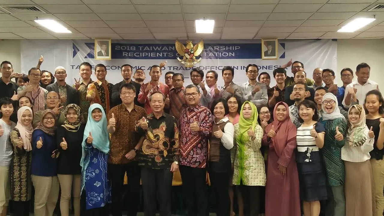 Kepala kantor Perwakilan Ekonomi dan Perdagangan Taiwan di Indonesia (Taipei Economic and Trade Office) John Chen berfoto bersama para penerima beasiswa (TETO Indonesia)