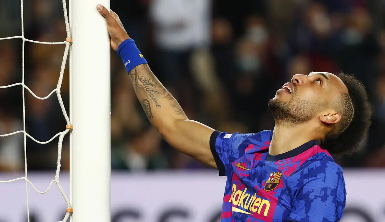 Tertinggal satu gol membuat Barcelona berupaya untuk bangkit. Namun, Aubameyang dan kolega dibuat kesulitan untuk membongkar pertahanan rapat tim tamu. (AP/Joan Monfort)