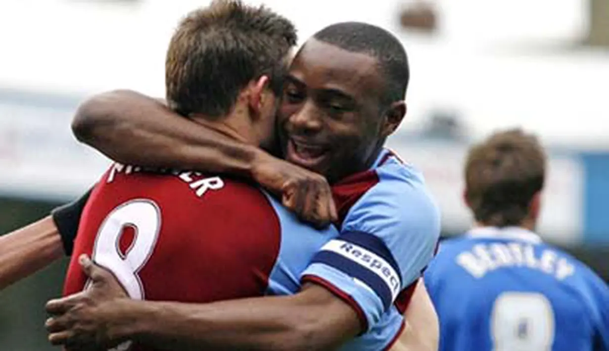 Aston Villa's James Milner (L) celebrates his goal with Aston Villa's Nigel Reo-Coker against Gillingham during the FA Cup Third Round football match at Priestfield Stadium in Gillingham, England, on January 4, 2009. AFP PHOTO/IAN KINGTON