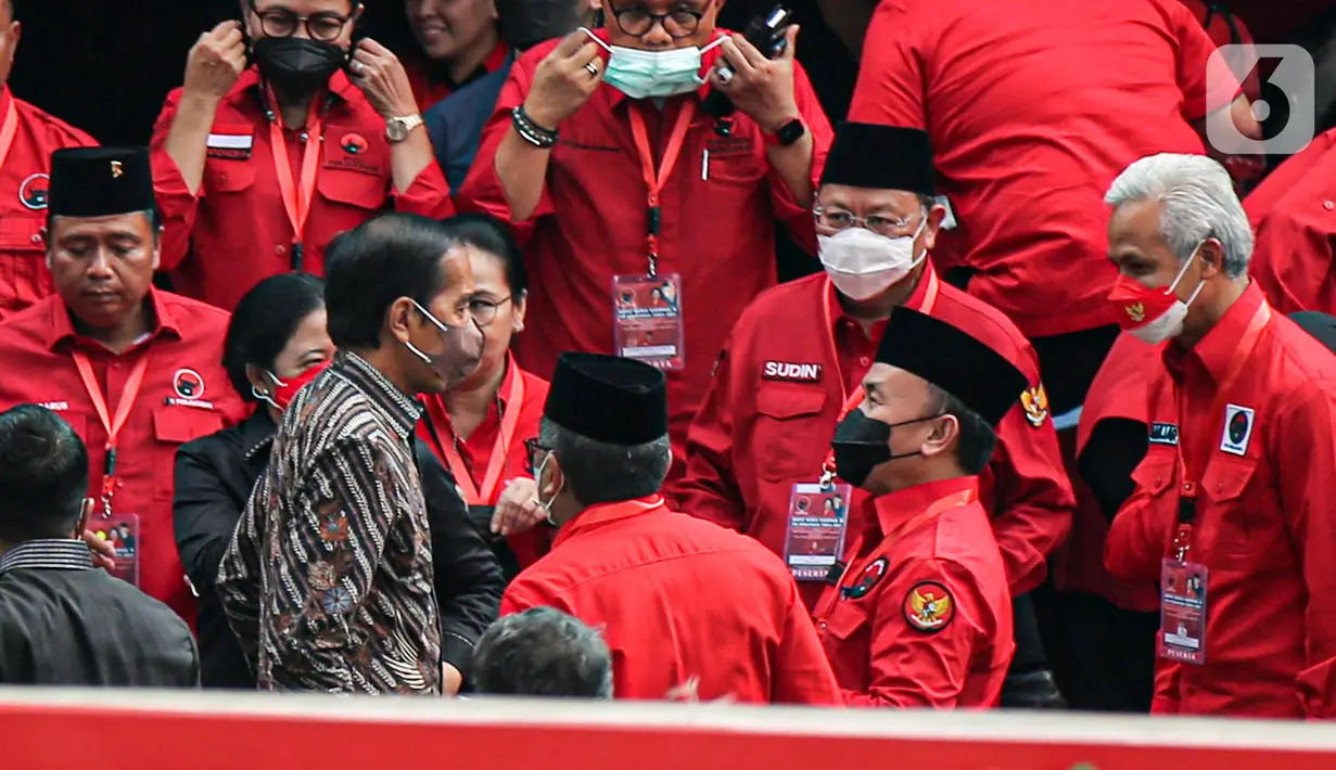 Presiden Joko Widodo atau Jokowi (depan kiri) berbincang dengan sejumlah kader usai hadir dalam pemembuka Rakernas II PDIP di Jakarta, Selasa (21/6/2022). Rakernas PDIP kali ini mengusung tema "Desa Kuat, Indonesia Maju dan Berdaulat".  (Liputan6.com/Faizal Fanani)