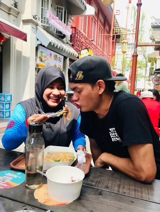 Ikke Nurjanah dan Karlie Fu memang memiliki usia yang terpaut 6 tahun, sehingga sang pedangdut kerap disebut menikah dengan berondong. (FOTO: instagram.com/karliefu_/)