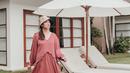 Saat sedang liburan, Shandy Aulia tampil santai dengan simple dress berwarna merah muda. Tampak mengenakan bucket hat, gaya seleb 34 tahun itu terlihat makin kekinian.(Liputan6.com/IG/@shandyaulia)