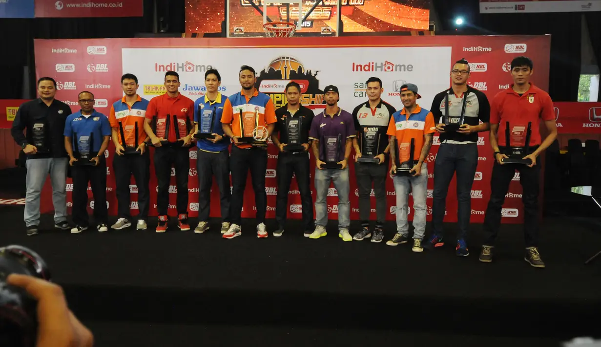 Para peraih NBL Awards 2015 berfoto bersama usai sesi jumpa pers jelang bergulirnya IndiHome National Basketball League (NBL) Championship Series 2015 di Jakarta, Jumat (1/5/2015). (Liputan6.com/Helmi Fithriansyah)