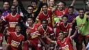 Pemain Perseru Badak Lampung FC merayakan kemenangan atas Bhayangkara FC pada laga Liga 1 2019 di Stadion Patriot, Bekasi, Jumat (16/8). Bhayangkara FC takluk 0-1 dari Badak Lampung FC. (Bola.com/M Iqbal Ichsan)