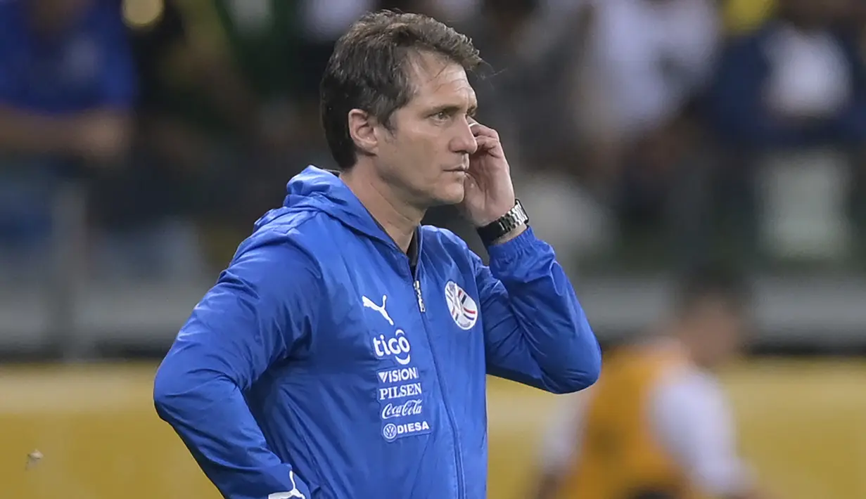 Tertinggal 0-2, pasukan Guillermo Barros mencoba membongkar pertahanan ketat Brasil. Sayang serangan yang dibangun kurang efektif, karena Brasil justru mampu menyerang balik. (AFP/Douglas Magno)