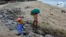 <p>Warga Desa Adat Peminge mengumpulkan lepasan rumput laut di kawasan Pantai Geger Mulya, Nusa Dua, Bali, Selasa (3/5/2022). Rumput laut kering dijual dengan harga Rp 5.000/kg atau pendapatan rata-rata sehari mereka hanya Rp 20 ribu. (merdeka.com/Arie Basuki)</p>
