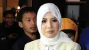 "Seneng banget. Sekarang latihan (berhijab) nanti mudah-mudahan lanjut. Aamiin," kata Irfan, suami Tya Ariestya. (Deki Prayoga/Bintang.com)