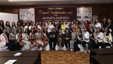 Ketua dewan pembina YPI Putri K Wardani bersama Menteri Pariwisata, Arief Yahya serta para 38 finalis berfoto bersama seusai pemberian pembekalan kepada finalis Puteri Indonesia 2017 di Jakarta, Jumat (24/3/17). Foto: Herman Zakharia/ Liputan6.com.