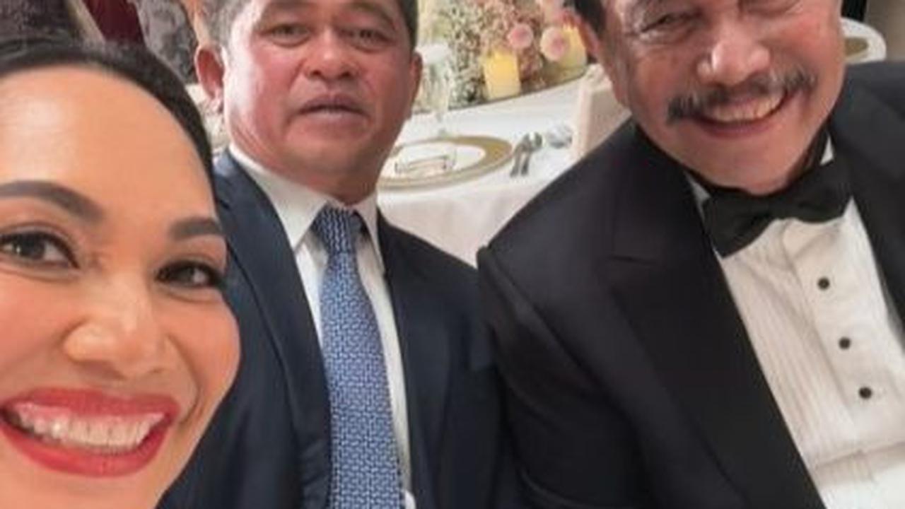 Ketiganya terlihat kompak dan bahagia bisa menghadiri acara bersama di tengah kesibukkan masing-masing.<br>
