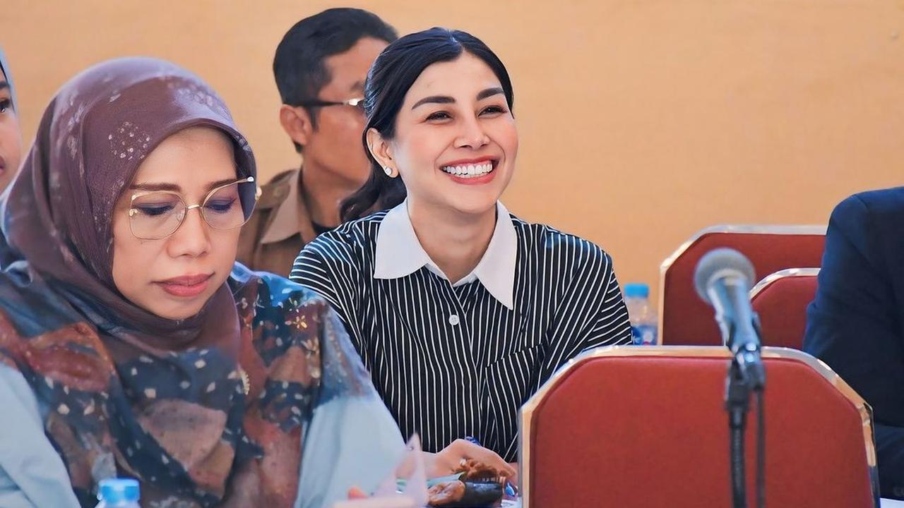 Kini Anggota DPRD Jabar, Ini 7 Potret Nisya Ahmad saat Bekerja Perlihatkan Ekspresi Serius - Pakai Baju Formal