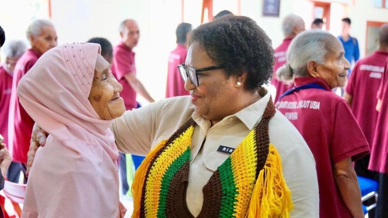 Wamendagri Pastikan Perhatian Pemerintah untuk Lansia di Jayapura Terus Berlanjut