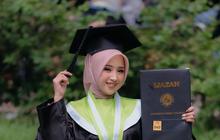 Dulu Bekerja Jadi Kuli Panggul hingga Viral, Wanita Ini Kini Berhasil Lulus Sarjana
