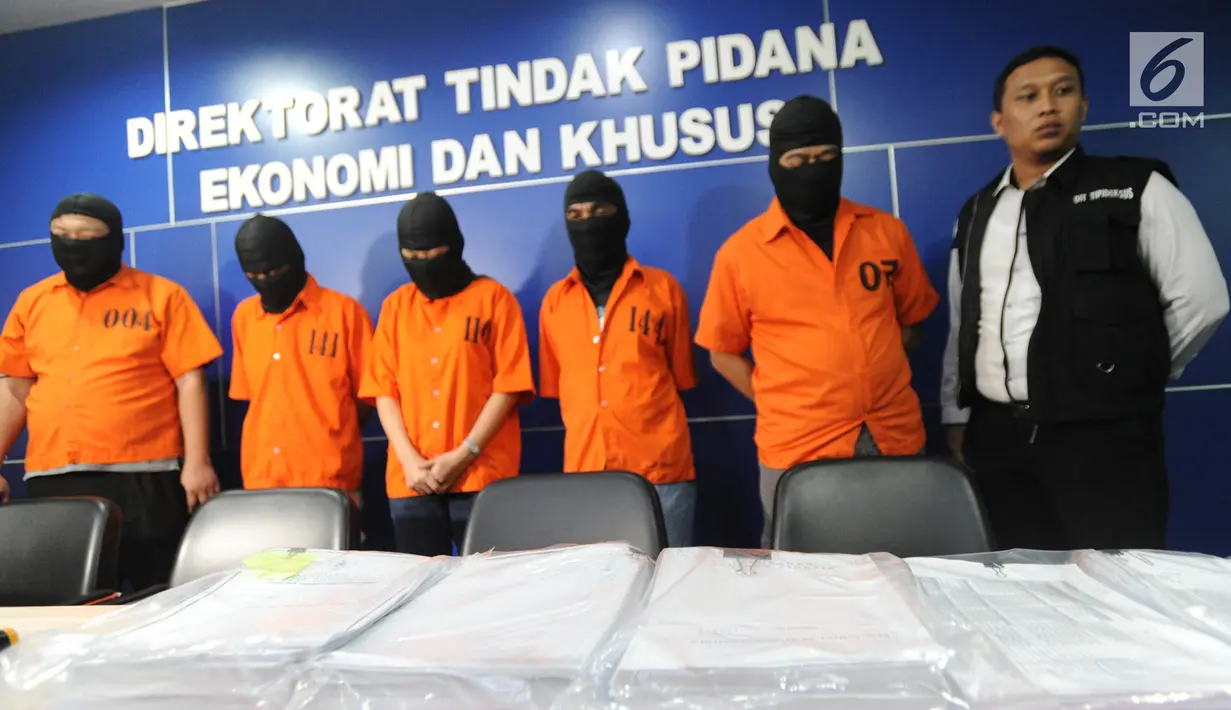 Para tersangka dan barang bukti dalam rilis kasus pembobolan dana nasabah di Jakarta, Senin (24/9). Dittipideksus Bareskrim Polri mengungkap kasus penipuan dana nasabah berbagai bank swasta dan plat merah sekitar Rp 14 triliun. (Merdeka.com/Arie Basuki)