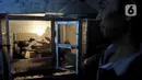 Safak saat memberi pakan pada anakan ayam Cemani di peternakan rumahan kawasan Kedu, Kabupaten Temanggung, Jawa Tengah (27/2/2023). Sebagian warganya berprofesi menjadi peternak, Safak salah satunya. (merdeka.com/Iqbal S Nugroho)