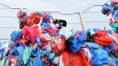 Relawan Nepal dan siswa sekolah membuat replika Laut Mati dari plastik daur ulang di Kathmandu pada 5 Desember 2018. Sebanyak 100.000 kantong plastik diikat di atas kisi besi dengan lebar 20 meter dan tinggi 5 meter. (PRAKASH MATHEMA / AFP)
