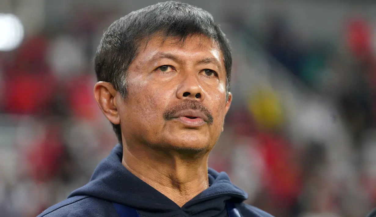 Pelatih kepala Timnas Indonesia, Indra Sjafri menyanyikan lagu kebangsaan Indonesia Raya saat laga semifinal Piala AFF U-19 2024 melawan Malaysia di Stadion Gelora Bung Tomo, Surabaya, Sabtu (27/07/2024). (Dok. PSSI)
