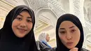 Keduanya pun kompak mengenakan kerudung dan abaya warna hitam. Tampak Niki mengenakan outer dihiasi beads. [@nonawilly]