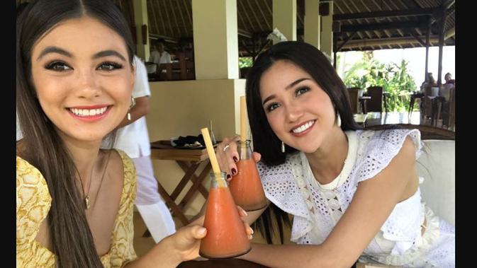 Pertemuan di Bali antara Sonia Fergina dan Miss Universe Australia 2018 adalah yang pertama setelah mereka pulang dari ajang Miss Universe. (dok. Instagram @soniafergina/https://www.instagram.com/p/Bxj0hviHEFQ/Dinny Mutiah)