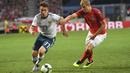 Pemain Austria, Martin Hinteregger (kanan) berusaha menahan laju pemain Russia, Alexandr Golovin pada laga uji coba di Tivoli Stadium, Innsbruck, Austria, (30/5/2018). Austria menang atas Rusia 1-0. (AP/Kerstin Joensson)