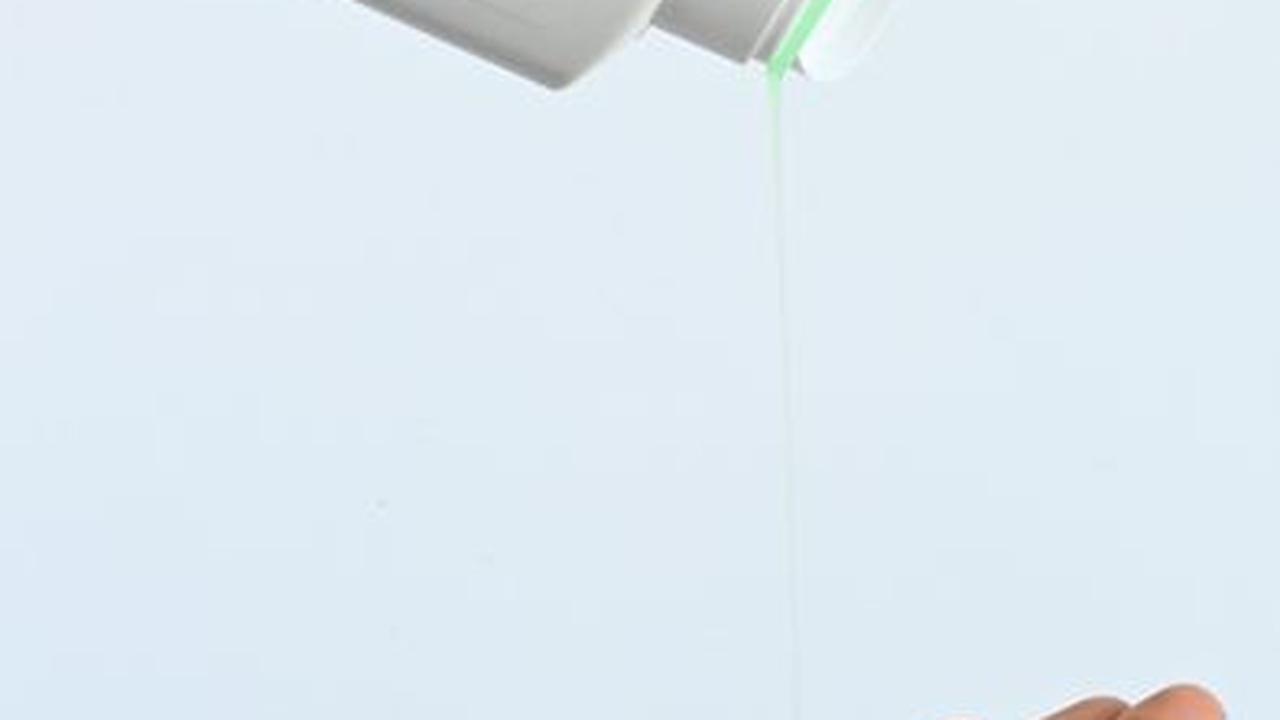 4. Sebamed Liquid Face & Body Wash: Perlindungan pH Kulit dengan Kelembutan