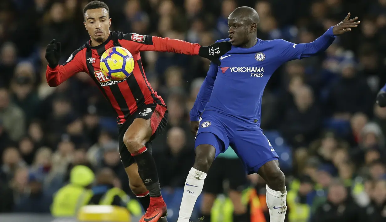 Duel pemain Bournemouth, Junior Stanislas (kiri) dan pemain Chelsea, Ngolo Kante pada lanjutan Premier League di Stamford Bridge, London, (31/1/2018). Chelsea kalah 0-3. (AP/Tim Ireland)