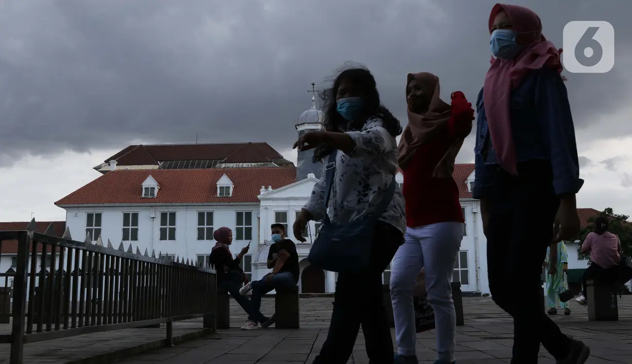 Warga berjalan-jalan di kawasan wisata Kota Tua Jakarta, Rabu (9/12/2020). Libur pelaksanaan Pilkada Serentak 2020 dimanfaatkan sejumlah warga untuk berwisata di kawasan Kota Tua Jakarta. (Liputan6.com/Helmi Fithriansyah)