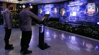 Kapolri Jenderal Pol Listyo Sigit Prabowo didampingi menekan tombol saat peluncuran aplikasi Propam Presisi di Mabes Polri, Jakarta, Selasa (13/4/2021). Aplikasi 'Propam Presisi' tersebut diciptakan oleh Divisi Profesi dan Pengamanan (Divpropam) Polri. (Liputan6.com/Johan Tallo)
