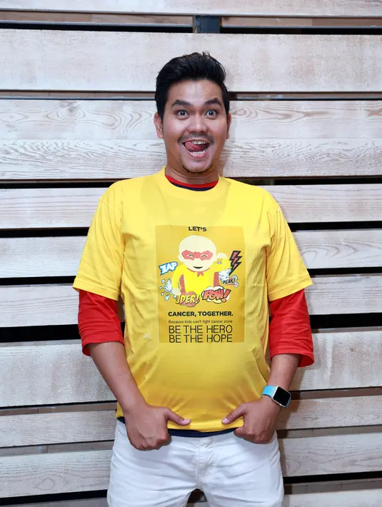 Indra Bekti yang selalu tampil klimis melayangkan tantangan kepada masyarakat untuk membayarnya ratusan juta rupiah untuk mencukur botak rambut kepalanya. (Wimbarsana/Bintang.com)