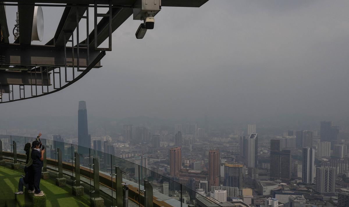 Kuala Lumpur Diselimuti Kabut Asap dari Kalimantan