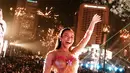 Tampil menghibur di Bundaran HI, Yura Yunita memadukan bustier bermotif fastra warna cream dengan bawahan shock pink yang mencuri perhatian. Penampilan unik ini memancarkan energi khas Yura, menjadikannya salah satu gaya paling memorable di malam tahun baru Jakarta. [@yurayunita].