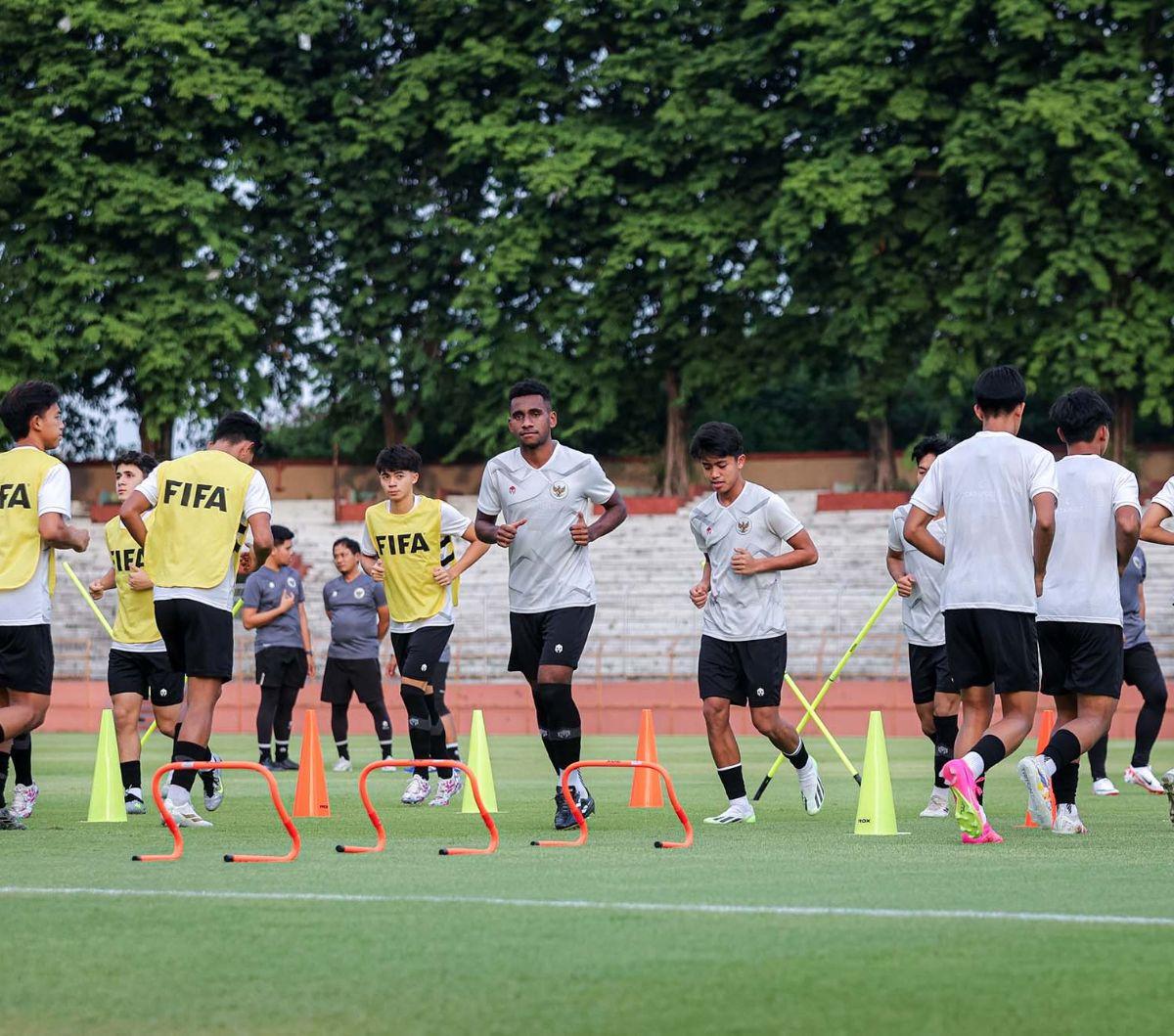 Timnas Indonesia U-17 akan menghadapi Timnas Maroko U-17 di pertandingan pamungkas Grup A Piala Dunia U-17 2023 pada Kamis (16/11/2023) besok. Jelang laga krusial tersebut, Skuat Garuda Asia menggelar latihan terakhir.