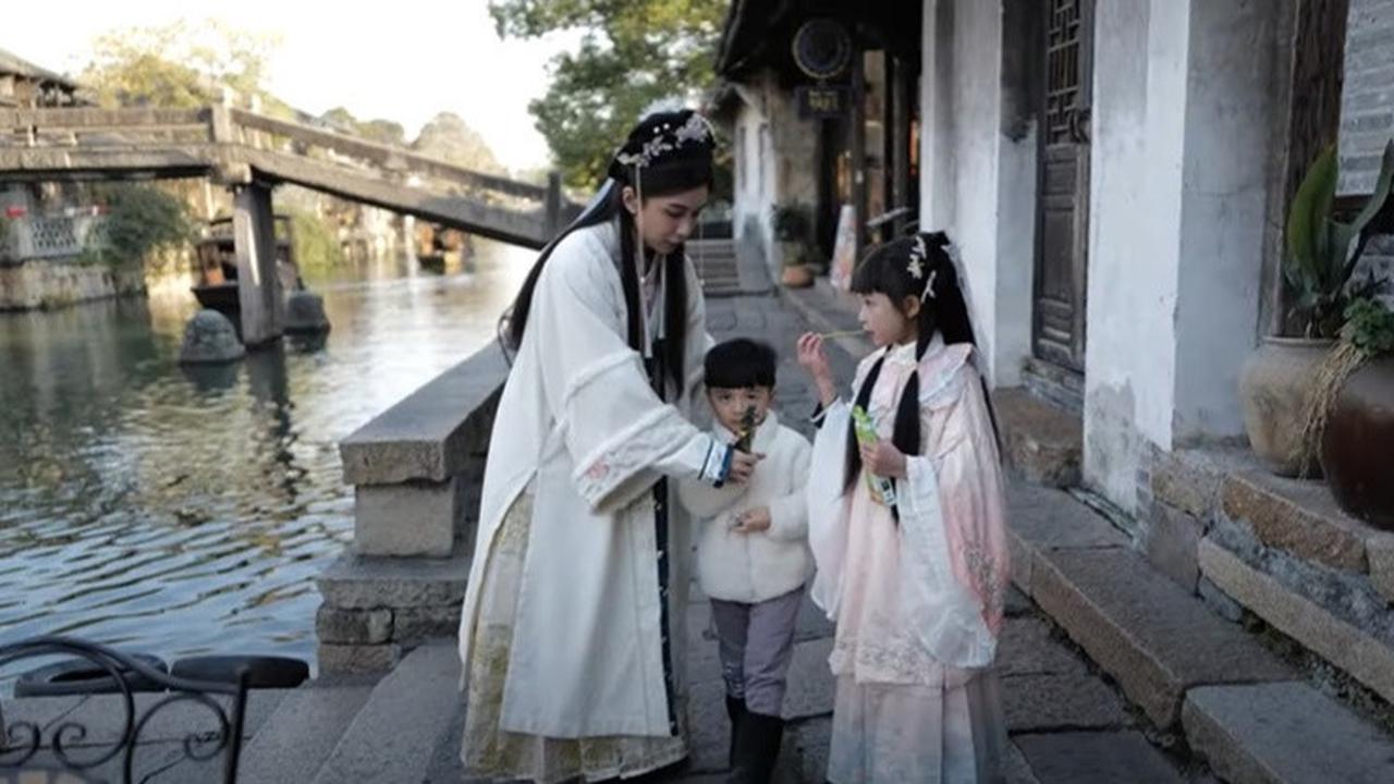 7 Potret Menawan Chelsea Olivia dan Anaknya Natusha Pakai Baju Tradisional Khas China, Sama-Sama Cantik Bak Putri Kerajaan